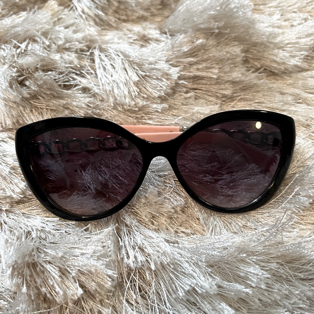 Sunglasses , pink chain sides